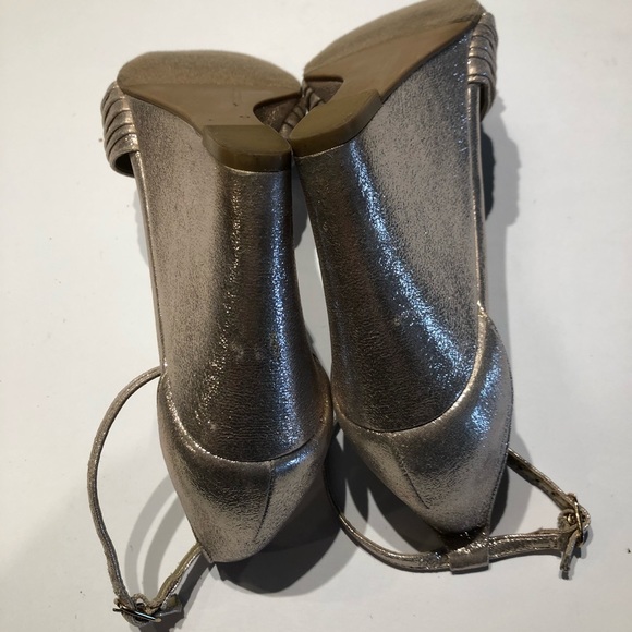 CL Laundry Gold Shimmering Wedge Pump Size 8.5 - Picture 4 of 8